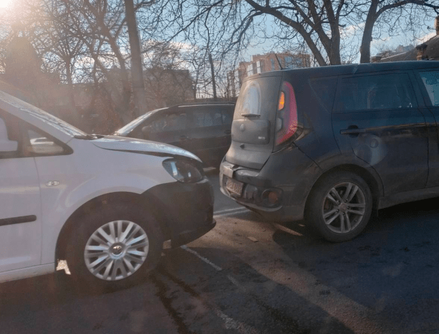 У Луцьку на Карпенка-Карого зіткнулися два авто. ФОТО