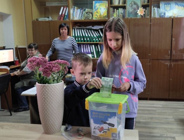 У школі Луцька замість квітів на День вчителя збирають гроші на безпілотник