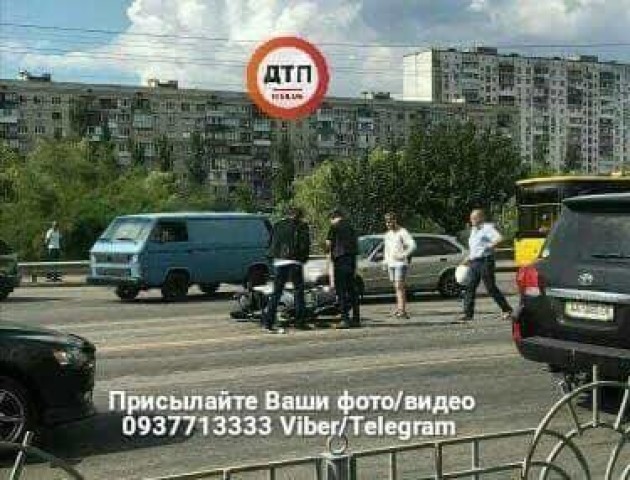 У Києві біля ринку аварія: зіткнулися два авто й мотоцикл. ФОТО