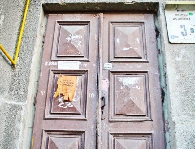 У Луцьку автентичні двері, які мали історичну цінність, порізали на дрова