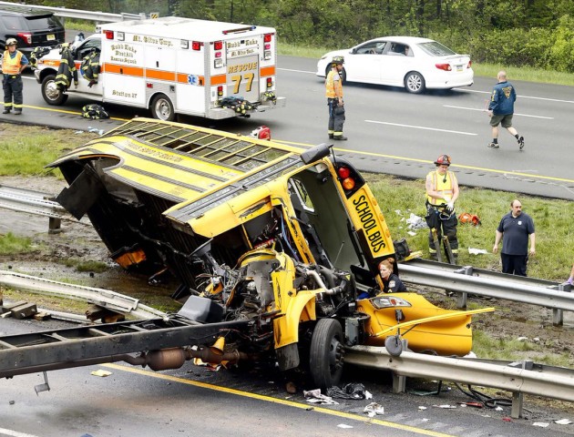 У США вантажівка врізалась у шкільний автобус: 20 постраждалих