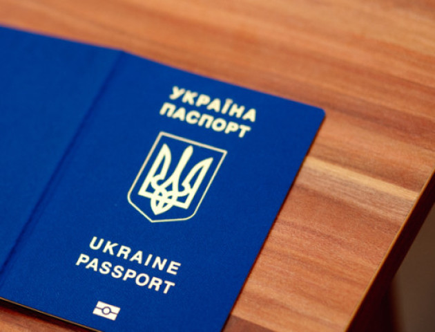 Документи для оформлення закордонного паспорта прийматимуть першочергово у лучан