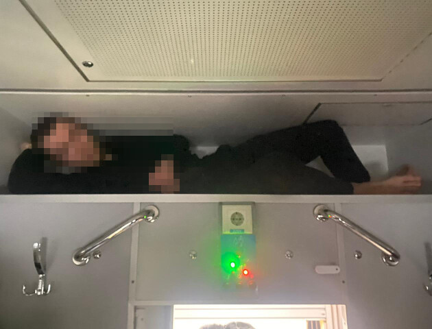В «Ягодині» в поїзді під ковдрою зловили чоловіка, який незаконно хотів виїхати за кордон