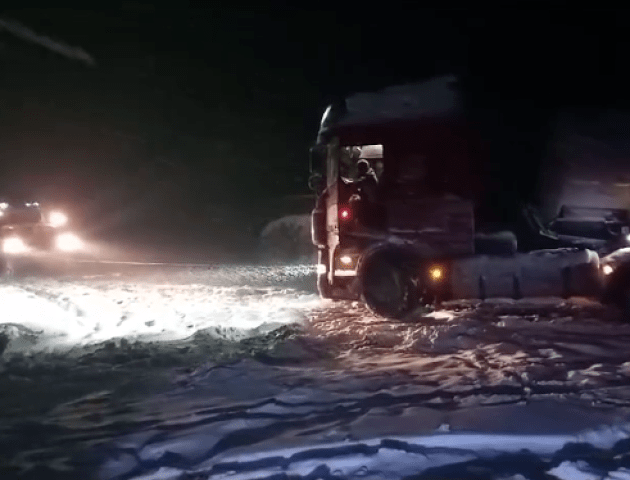 На Волині у снігу застряг бензовоз. ВІДЕО