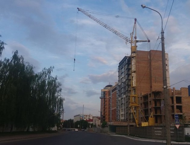 Будівельники ЖК Яровиця залишили кран над проїжджою частиною