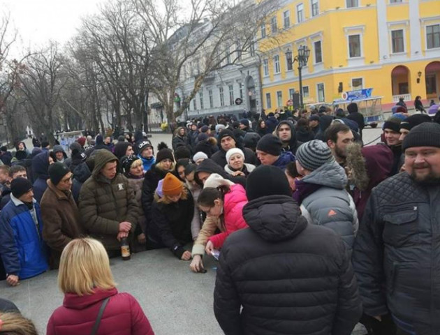 В Одесі сотні людей прийшли на проплачений мітинг за неіснуючого кандидата у президенти. ВІДЕО