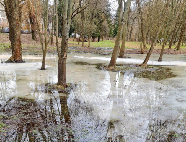 У Луцьку третина Центрального парку – під водою. ФОТО