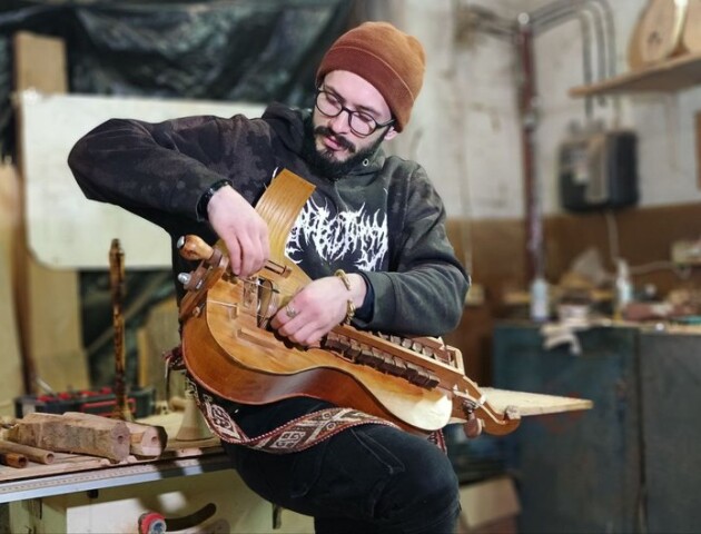 Лучанин у гаражі робить музичні інструменти
