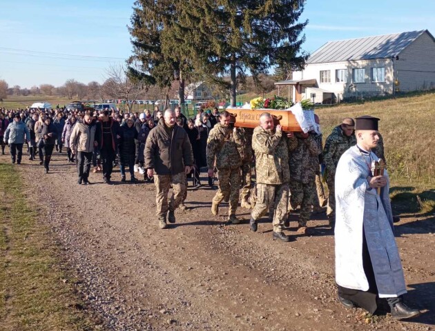 Усім селом вийшли на похорон Героя в Лобачівці