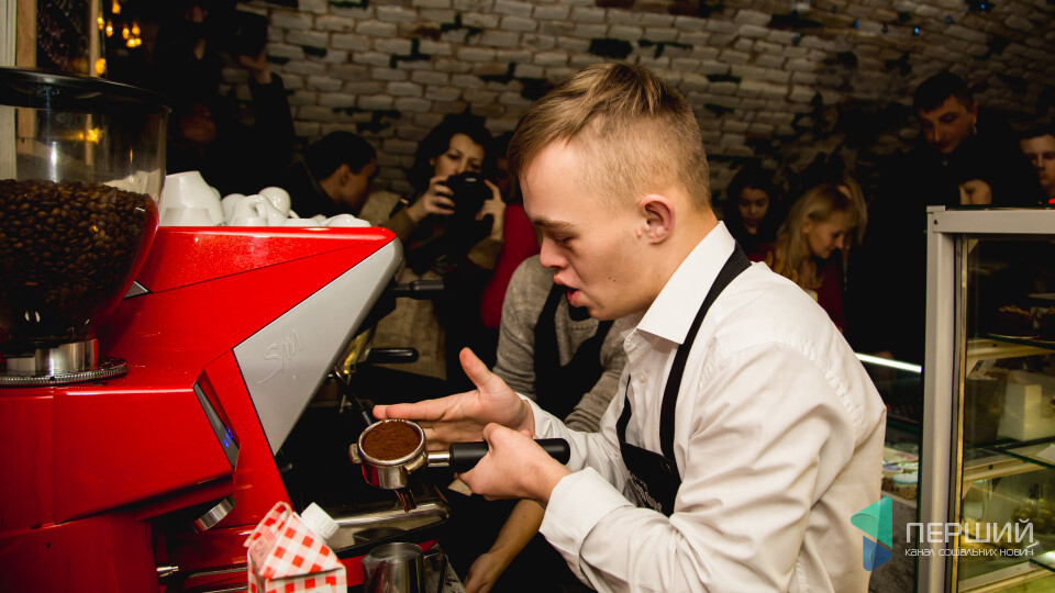 У Луцьку відкрилося кафе, де каву роблять люди з синдромом Дауна