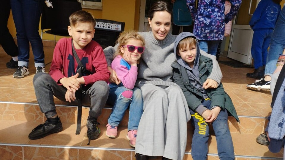 Голлівудська акторка Анджеліна Джолі приїхала у Львів. Вона була у волонтерів та переселенців