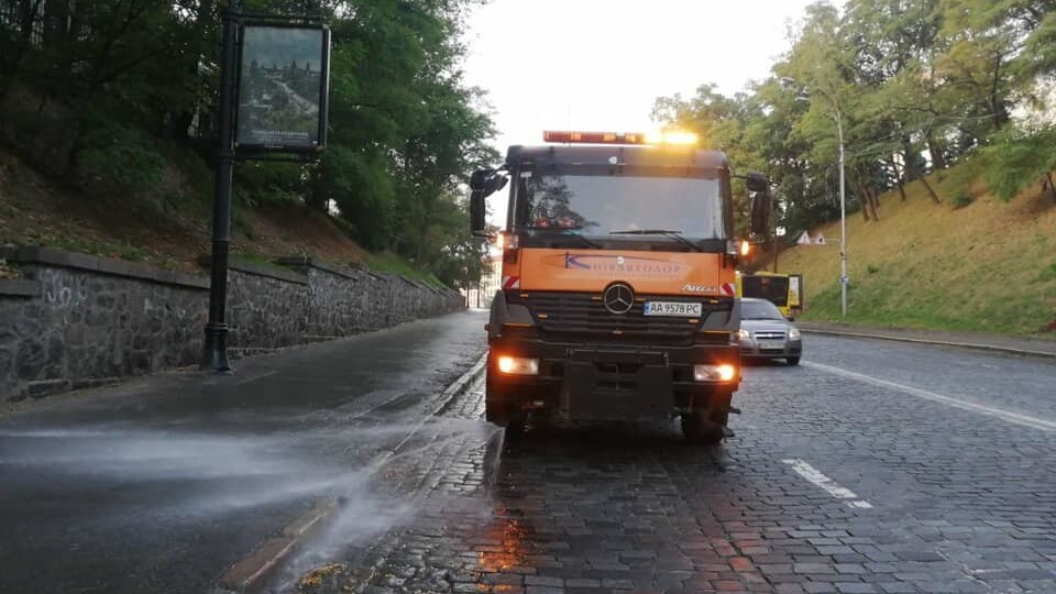 У Луцьку під час спеки центральні вулиці поливають тричі на день