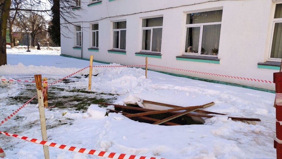 У Володимирі-Волинському біля міськради утворилося провалля. Видно стару цеглу