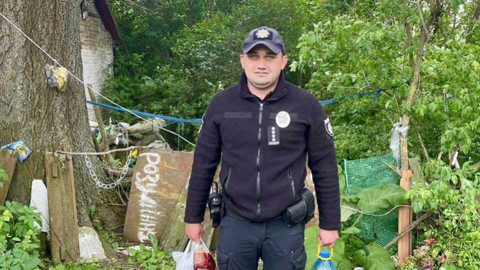 «Не їла і не пила кілька днів»: офіцер громади на Волині допоміг самотній пенсіонерці