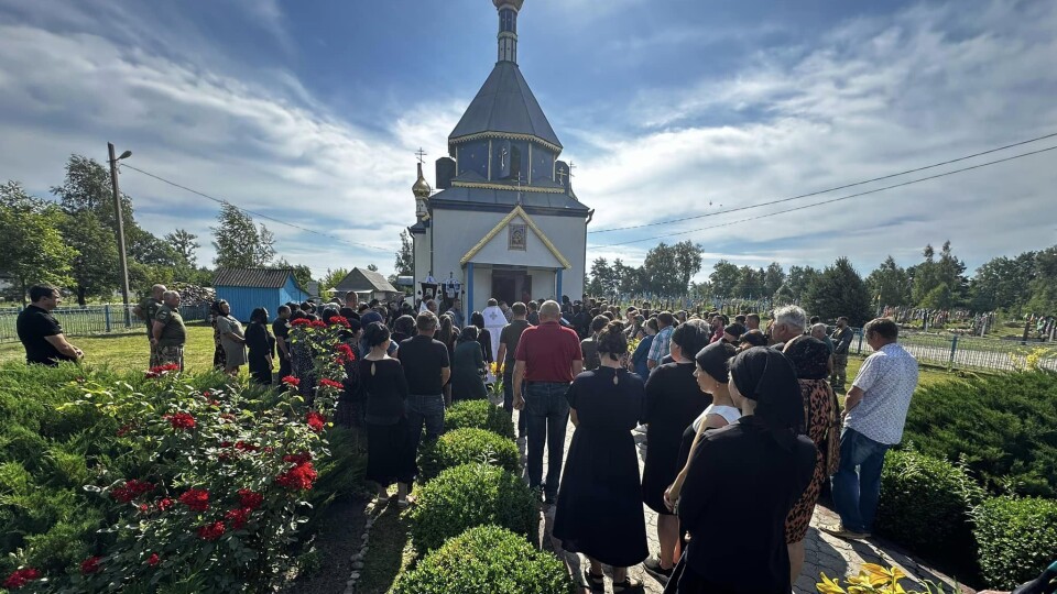 Десять років стояв на захисті України: на Волині провели в останню дорогу Героя Миколу Лук'янюка