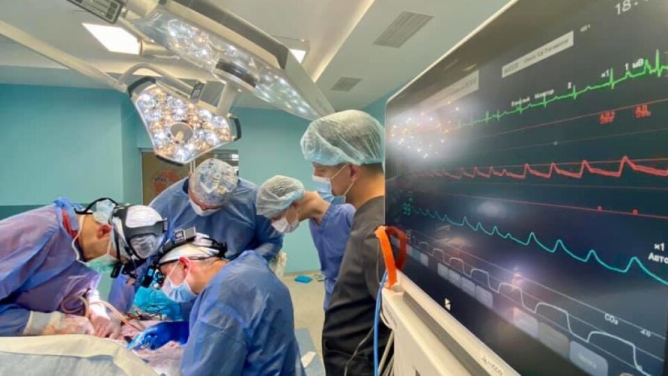 У Львові готують до виписки пацієнта, якому вперше в Україні трансплантували легені. Відео