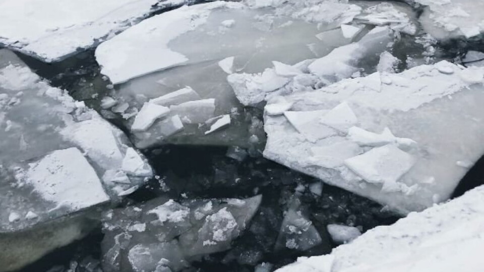 На Волині під час риболовлі хлопець провалився під лід. Тіло шукають водолази