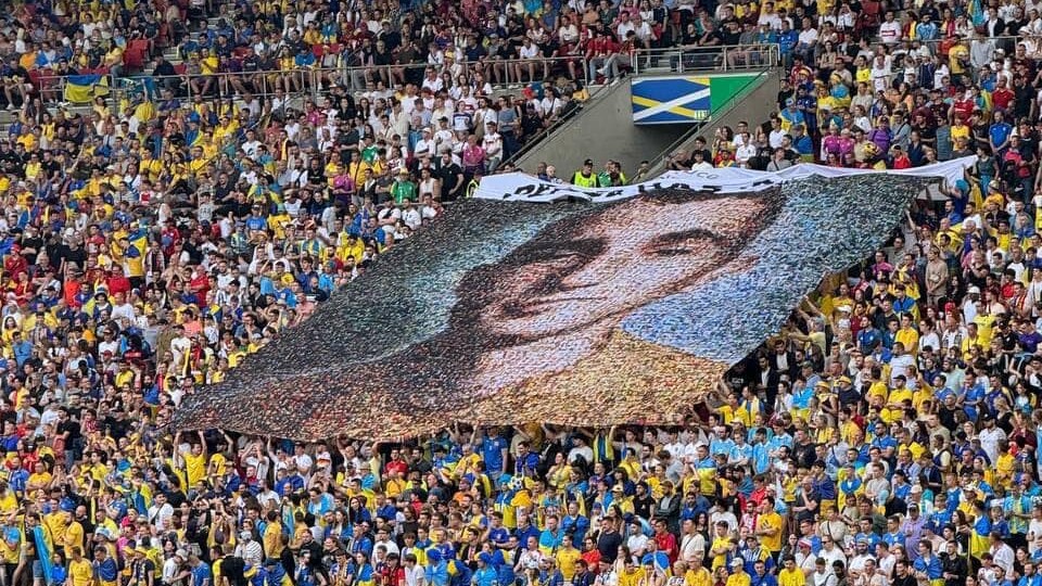 Під час матчу Україна - Бельгія розгорнули банер із зображенням полеглого воїна Назарія Гринцевица