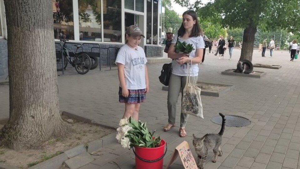 Луцька школярка продає квіти, аби зібрати на «Мавік» для підрозділу батька