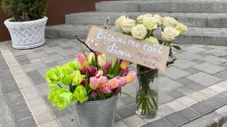 У Ковелі перехожим роздають квіти із крамниці