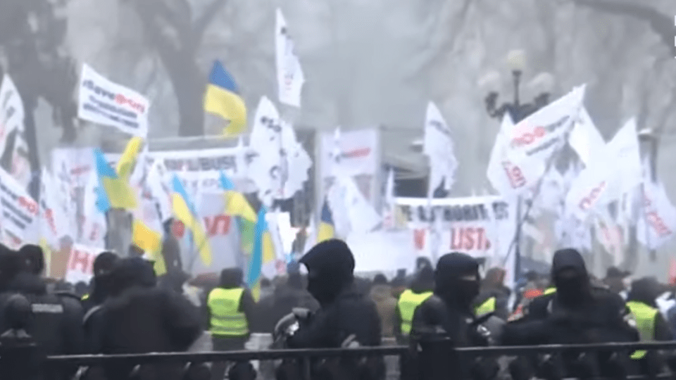 Тисячі підприємців з різних регіонів протестують у Києві. Не обійшлося без сутичок із поліцією