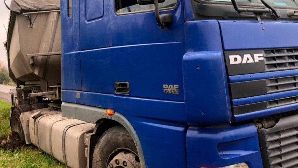 Біля Луцька затримали п'яного водія вантажівки, який заснув за кермом