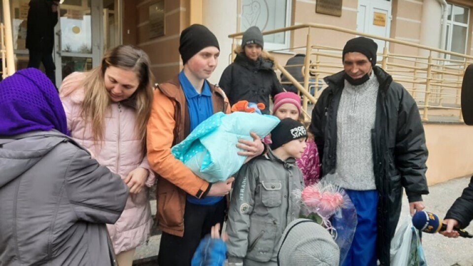 Пологи приймав 15-річний син та чоловік: у Луцьку виписали жінку, яка народила у бусі