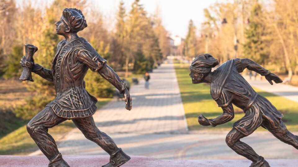 У центральному парку Луцька встановили нову скульптуру двох кликунів