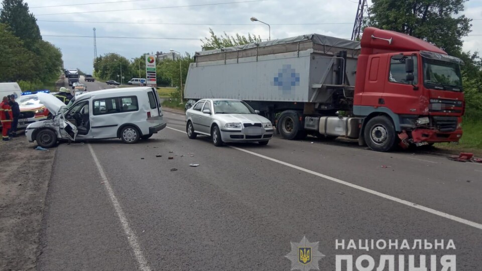 У ДТП між вантажівкою та легковиком у Нововолинську постраждало двоє людей