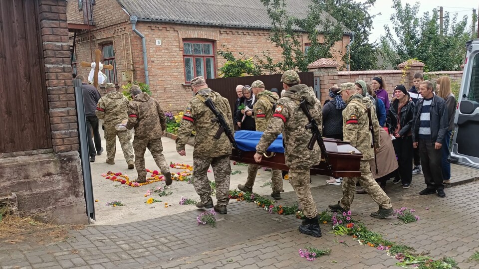 Понад рік вважався безвісти зниклим: у Луцькому районі поховали захисника. ФОТО