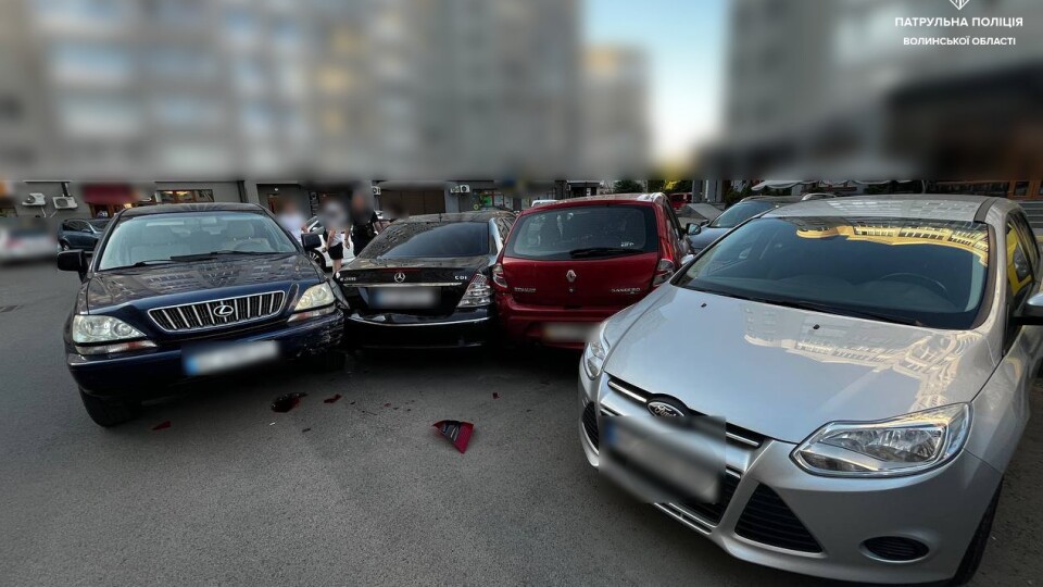 У Луцьку Lexus протаранив три припарковані автомобілі