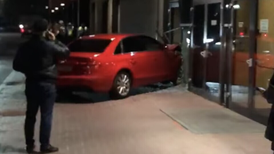 Луцький суд оштрафував адвокатку за розбиті автомобілем двері торгового центру