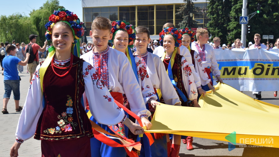 Кульки, танці та костюми: у Луцьку стартував дитячий фестиваль