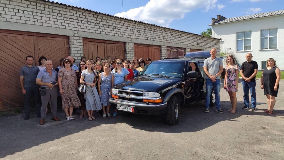 Працівники Ратнівської селищної ради придбали авто для волинської бригади