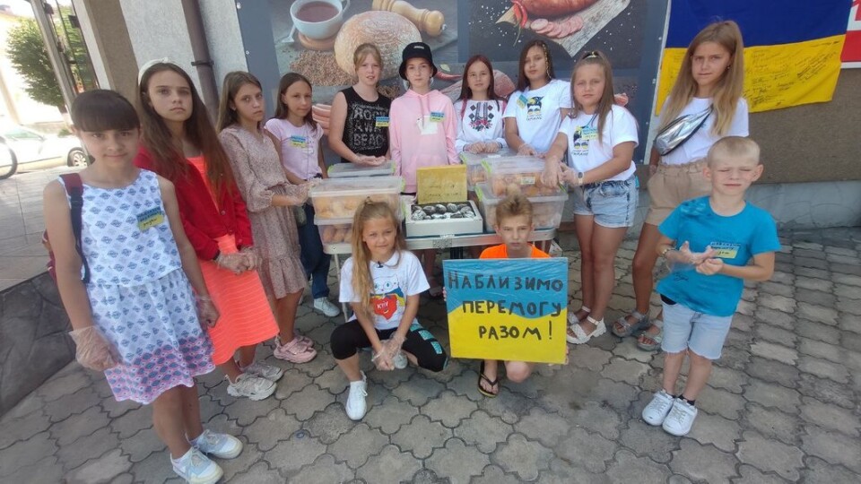 Авторка поштової марки «Українська мрія» з Волині продає з друзями пончики для допомоги ЗСУ