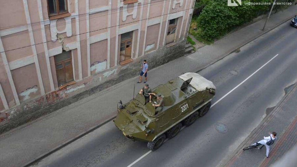 У центр Луцька стягують бронетехніку та військових. Прибув Аваков