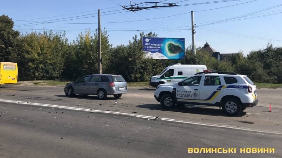 На виїзді з Луцька сталася ДТП. Двоє людей потраждали