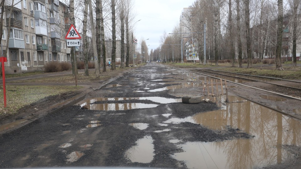 Ремонту не було 20 років: у Луцьку просять полагодити аварійну дорогу