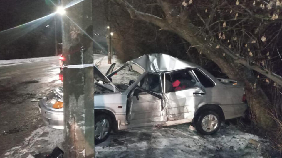 У Луцьку авто врізалося у стовп: водій загинув