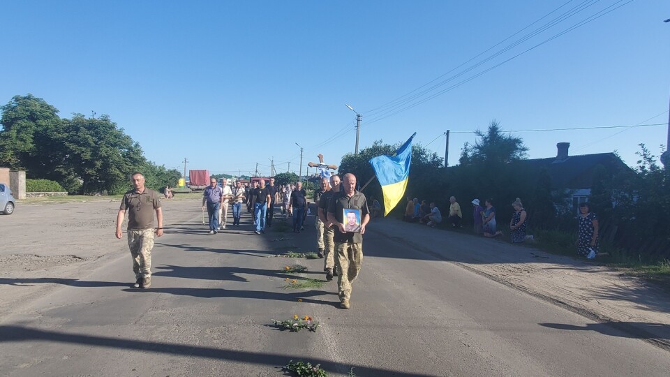 На Волині провели а останню дорогу воїна Анатолія Каплонюка. ФОТО