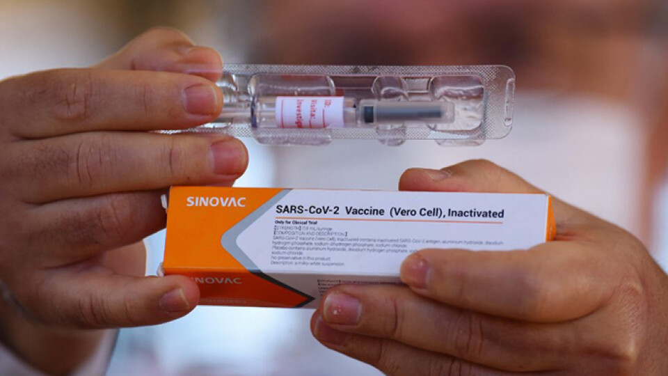 В Україні починають COVID-щеплення китайською вакциною. Хто її отримає
