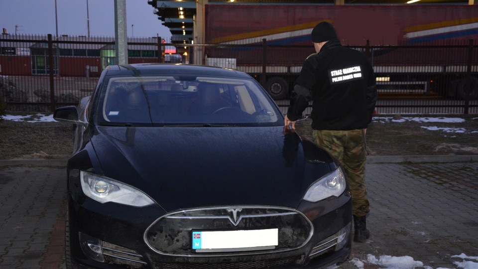 Через українсько-польський кордон українець віз крадену Tesla за 82 тисячі євро