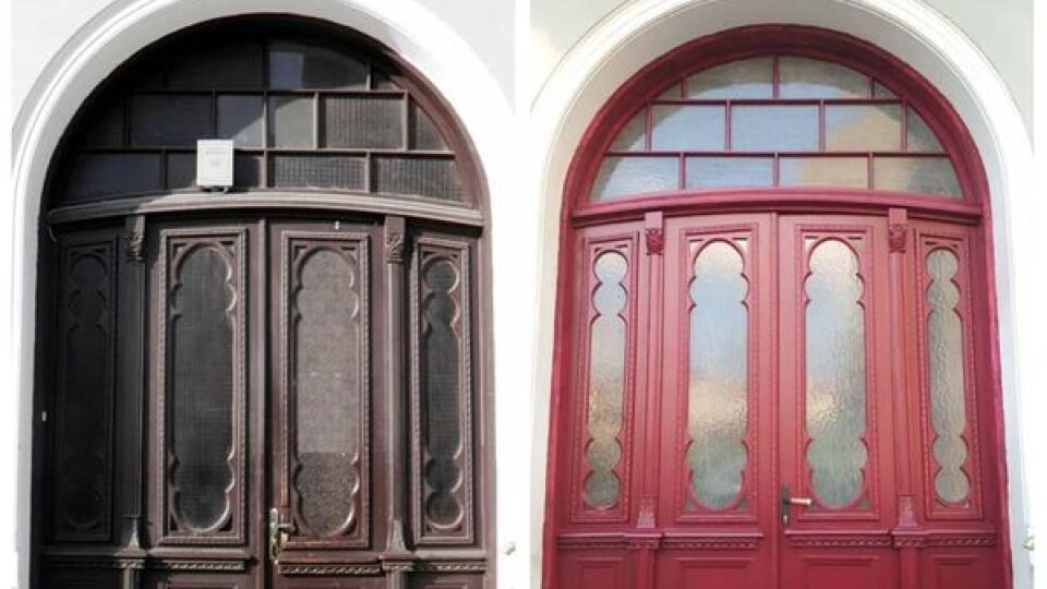 У центрі Луцька встановили троє відреставрованих старих дверей. ФОТО