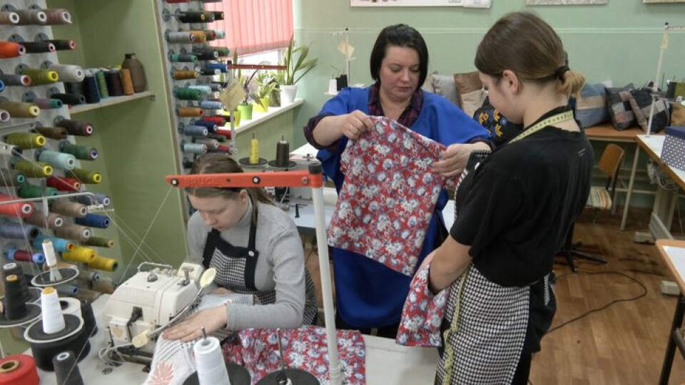 Студентки луцького коледжу шиють спідню білизну для поранених бійців у госпіталях