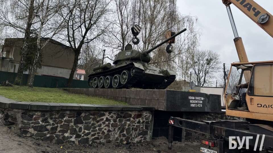 У Володимирі демонтували радянський танк-пам'ятник