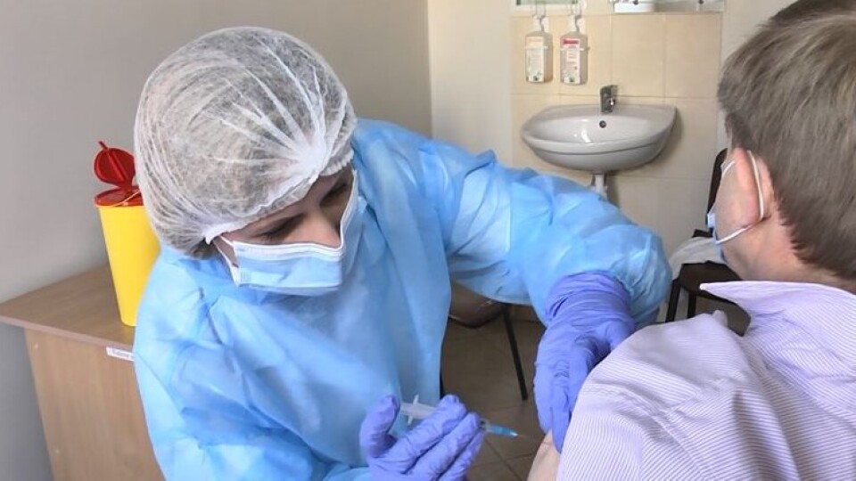 У Луцькій міській лікарні від коронавірусу щепили майже пів сотні медиків