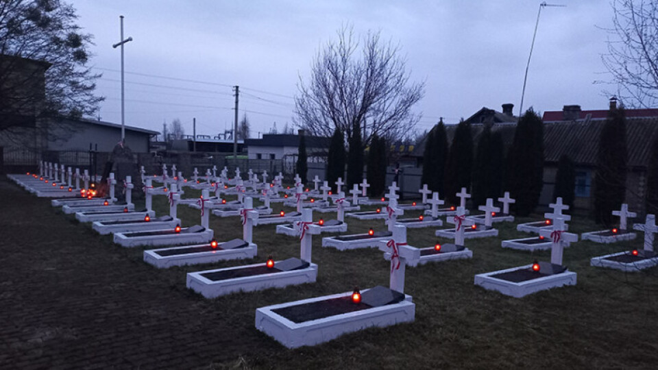 На Волині та Рівненщині українці прибирають польські кладовища на знак подяки