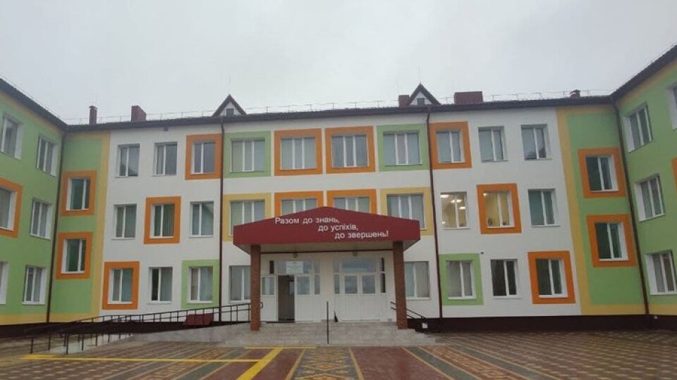 Фасад гарний, але підвал топить: скандал у новій школі в Башликах