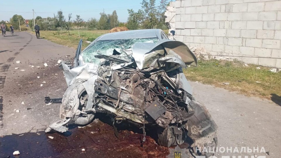ДТП поблизу Луцька: 17-річний водій збив стовп і влетів у будівлю