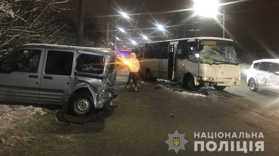 У Луцьку зіткнулися автівка та маршрутка. Є постраждалі